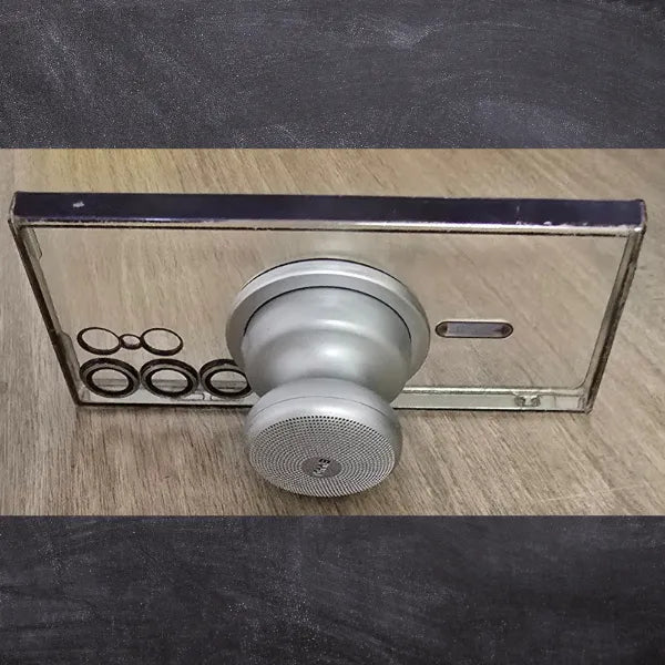 Haut-parleur magnétique multifonction solidement un smartphone en mode paysage idéal pour films et appels vidéos.