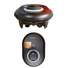 Charger l'image dans la galerie, Image d'une borne de recharge électrique sans écran avec un câble connecté à une voiture électrique de couleur blanche, avec logo de recharge électrique sur le devant.