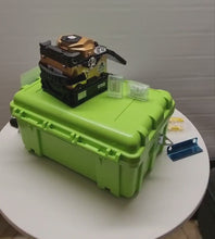 Charger et lire la vidéo dans la visionneuse de la Galerie, La soudeuse épisseuse fibre optique cœur à cœur est une soudeuse Made in France, la soudeuse est utilisée pour relié deux fibre optique de bout en bout en utilisant une haute température permettant la fusion de celui-ci de telle manière à se que le pointeur laser utilisant une lumière passant à travers la fibre de verre ne soit pas dispersée ou réfléchie par l’épissure.  La Soudeuse fibre optique T308 LEA 28