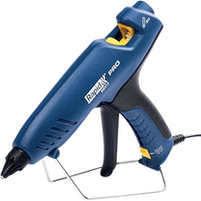 Charger l'image dans la galerie, L’image montre un pistolet à colle électrique posé sur une surface. Le pistolet à colle est bleu et jaune et comporte une petit embout noir à l’avant. Il est branché à une prise électrique à travers un long câble.