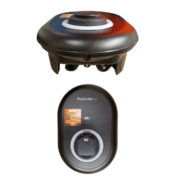  Image d'une borne de recharge électrique sans écran avec un câble connecté à une voiture électrique de couleur blanche, avec logo de recharge électrique sur le devant.