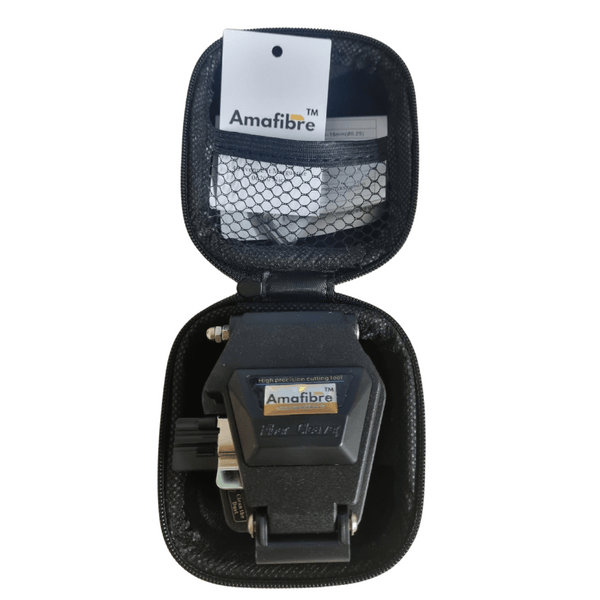 Image d’une cliveuse fibre optique professionnelle de haute qualité, conçue pour faciliter la réalisation de coupe de câble et de connexions précises. Cet outil est utilisé par les professionnels de la télécommunication et de l’installation de réseaux pour la connectivité de la fibre optique. La cliveuse est dotée d’une construction robuste et ergonomique pour une utilisation facile et confortable. Elle est disponible dans notre gamme de produits de haute qualité.