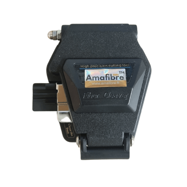 Image d’une cliveuse fibre optique professionnelle de haute qualité, conçue pour faciliter la réalisation de coupe de câble et de connexions précises. Cet outil est utilisé par les professionnels de la télécommunication et de l’installation de réseaux pour la connectivité de la fibre optique. La cliveuse est dotée d’une construction robuste et ergonomique pour une utilisation facile et confortable. Elle est disponible dans notre gamme de produits de haute qualité.