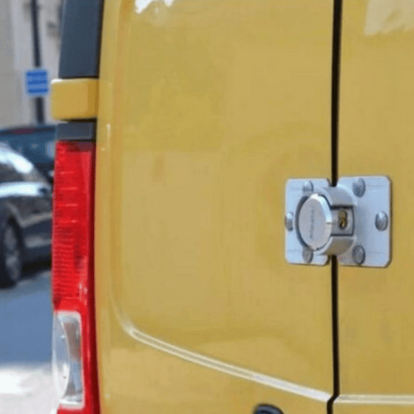 Cadenas MASTER LOCK pour véhicule - Corps en acier laminé, résistant aux intempéries, mécanisme de verrouillage à broches, idéal pour la sécurité de votre véhicule